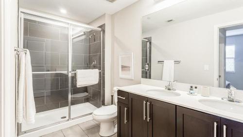 La salle de bains est pourvue d'une douche, de toilettes et d'un lavabo. dans l'établissement Landing Modern Apartment with Amazing Amenities (ID8175X59), à Fort Myers