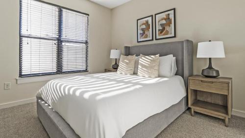 מיטה או מיטות בחדר ב-Landing Modern Apartment with Amazing Amenities (ID9897X91)