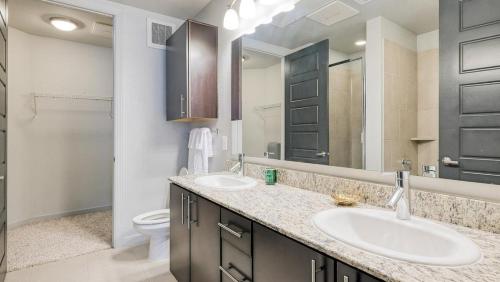 bagno con 2 lavandini e servizi igienici di Landing Modern Apartment with Amazing Amenities (ID5143X81) a The Woodlands