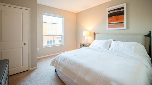 ein Schlafzimmer mit einem großen weißen Bett und einem Fenster in der Unterkunft Landing Modern Apartment with Amazing Amenities (ID7380X13) in Saint Paul