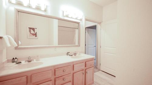 baño con lavabo y espejo grande en Landing Modern Apartment with Amazing Amenities (ID7380X13), en Saint Paul