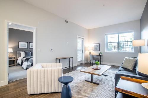 uma sala de estar com um sofá e uma cama em Landing Modern Apartment with Amazing Amenities (ID9011X9) em Fremont