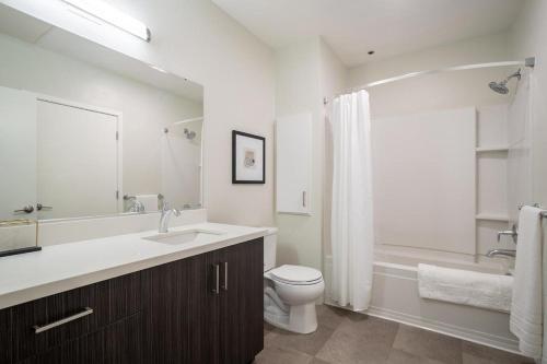 uma casa de banho branca com um WC e um lavatório em Landing Modern Apartment with Amazing Amenities (ID9011X9) em Fremont