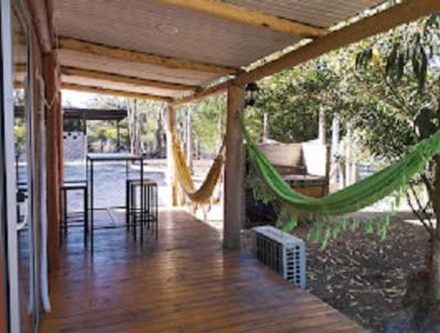 - une terrasse couverte avec un hamac dans une maison dans l'établissement Desconectate, à Balneario Argentino