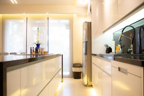 een keuken met witte kasten en een spoelbak bij The Best of Marbella in Puerto Vallarta