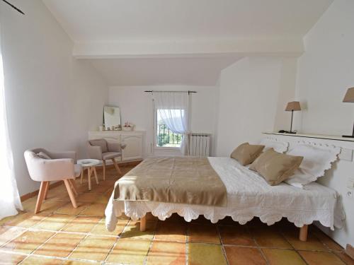 um quarto branco com uma cama, uma mesa e cadeiras em Gorgeous Villa in Malaucene with a River Nearby em Malaucène