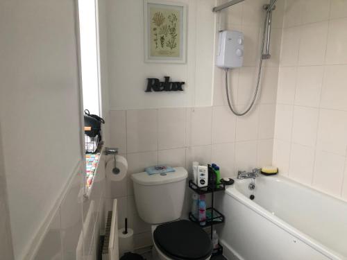 un baño con inodoro y bañera en Butterfly Home, en Londres