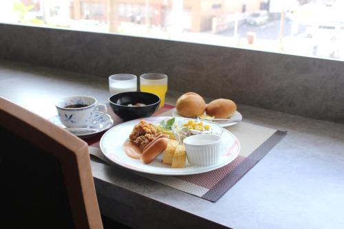 高知市にある高知パシフィックホテルの食べ物2皿とドリンク2杯付きのテーブル