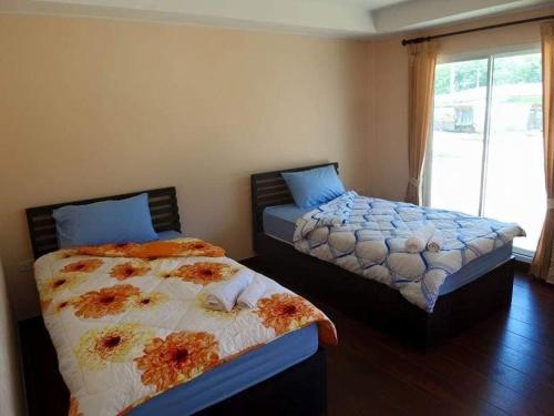 Een bed of bedden in een kamer bij ํYada Resort Koh Yao Noi