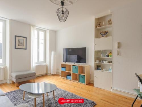 Photo de la galerie de l'établissement Charmant T2 Centre Historique La Rochelle - Extérieur & Confort, 2 à 3 pers. Proche Vieux Port - FR-1-535-31, à La Rochelle