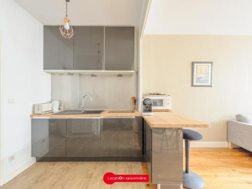 Photo de la galerie de l'établissement Charmant T2 Centre Historique La Rochelle - Extérieur & Confort, 2 à 3 pers. Proche Vieux Port - FR-1-535-31, à La Rochelle