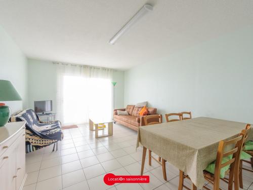 un salon avec une table et un canapé dans l'établissement T3 pour 4 personnes avec balcon à Châtelaillon-Plage - FR-1-535-3, à Châtelaillon-Plage