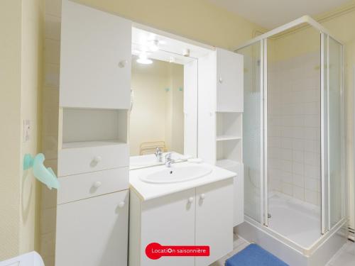 uma casa de banho branca com um lavatório e um chuveiro em Appartement Châtelaillon-Plage, 3 pièces, 4 personnes - FR-1-535-3 em Châtelaillon-Plage