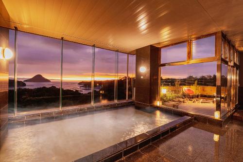 Cette chambre dispose d'une piscine avec vue sur l'océan. dans l'établissement Ooedo Onsen Monogatari Amakusa Hotel Kameya, à Kami Amakusa