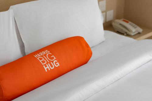 En eller flere senge i et værelse på HARRIS Hotel Kuta Tuban Bali