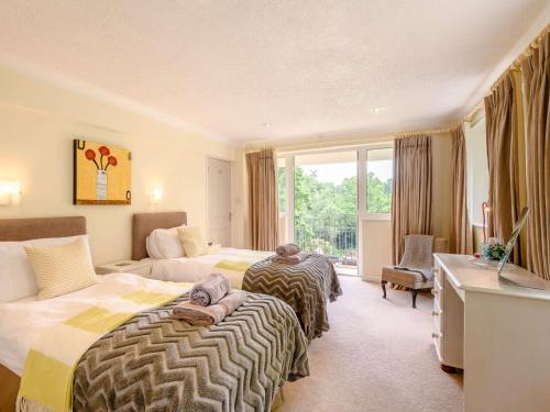 um quarto de hotel com duas camas e uma janela em 3 bed property in Godshill New Forest 56431 em Godshill