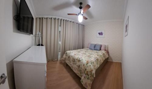 1 dormitorio con 1 cama y ventilador de techo en Morada do Sol de Iguaba AP 2 qts en Iguaba Grande