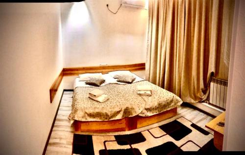 Ein Bett oder Betten in einem Zimmer der Unterkunft Maryam hotel