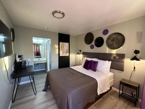 Un pat sau paturi într-o cameră la Friendship Inn Hotel
