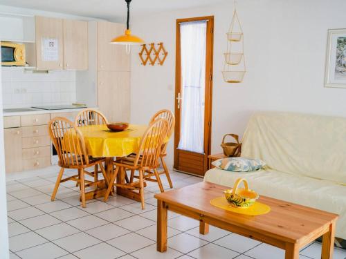 - un salon avec une table et des chaises jaunes dans l'établissement Villa 2-pièces au calme avec mezzanine, terrasse et parking - 5 couchages - Animaux acceptés - FR-1-409-130, à Narbonne
