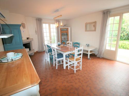 une cuisine et une salle à manger avec une table et des chaises dans l'établissement Maison proche plage, au calme, Wi-Fi, jardin, animaux acceptés - FR-1-22-318, à La Tranche-sur-Mer