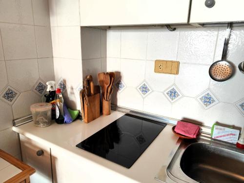 uma cozinha com um lavatório e uma bancada em Apartamento Roses, 1 dormitorio, 4 personas - ES-258-117 em Roses