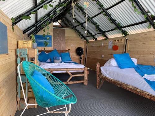 1 dormitorio con 2 camas y un columpio en Salomes cabaña baru en Playa Blanca