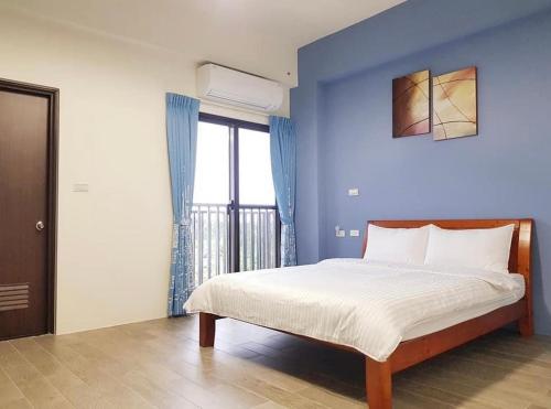 Cama o camas de una habitación en 禾畔の民宿-近冬山河童玩節-ktv烤肉包棟
