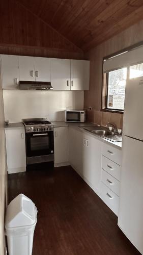 Η κουζίνα ή μικρή κουζίνα στο Eaglehawk Park Canberra