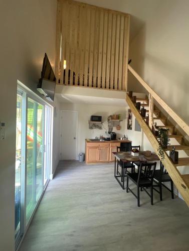 comedor con mesa y escalera en Villa Franzolo House, en Miami