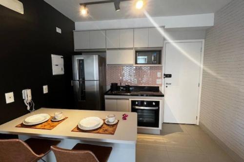 Kuchyň nebo kuchyňský kout v ubytování Studio Cidade Maia equipado 13