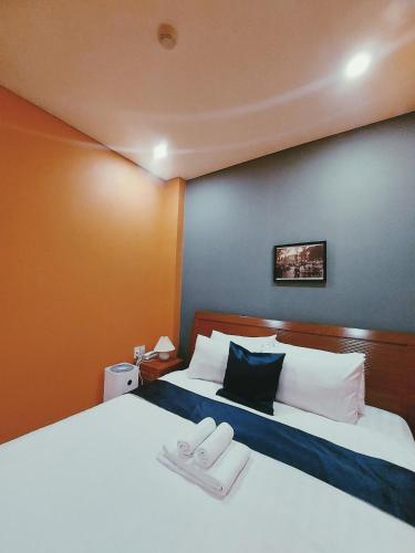 Ένα ή περισσότερα κρεβάτια σε δωμάτιο στο Twins Hotel