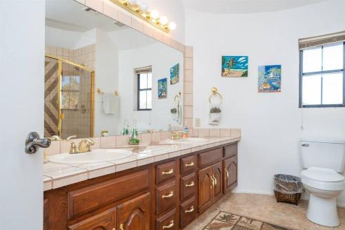 uma casa de banho com um lavatório, um WC e um espelho. em City Bridge View , Spa, Pool ,Pet & Fam-Friendly em Lake Havasu City