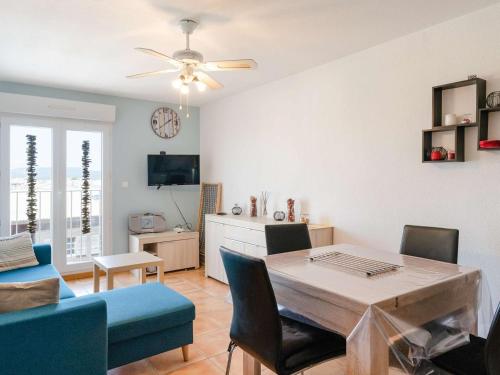 Photo de la galerie de l'établissement Confortable T2 climatisé avec parking à 2 pas de la plage des Chalets à Gruissan - FR-1-409-232, à Gruissan