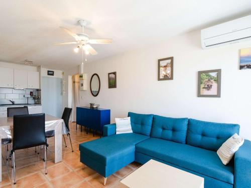 Photo de la galerie de l'établissement Confortable T2 climatisé avec parking à 2 pas de la plage des Chalets à Gruissan - FR-1-409-232, à Gruissan