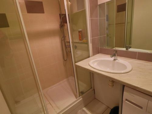 une salle de bain avec douche et lavabo dans l'établissement Charmant 2 pièces avec terrasse au bord de mer, Sète - FR-1-472A-298, à Sète
