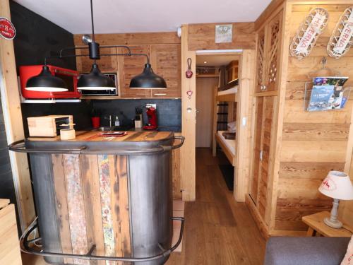 - une cuisine dans une petite maison avec un grand tonneau métallique dans l'établissement Studio rénové à Tignes · Proche pistes et commerces · Balcon exposé Sud · WIFI inclus - FR-1-502-554, à Tignes