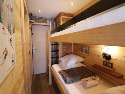 - une petite chambre avec des lits superposés dans une cabine dans l'établissement Studio rénové à Tignes · Proche pistes et commerces · Balcon exposé Sud · WIFI inclus - FR-1-502-554, à Tignes