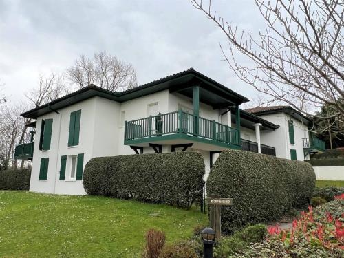 Confort à Cambo : T2 pour 2 pers., balcon-terrasse, cuisine équipée, parking, accès internet - FR-1-495-133