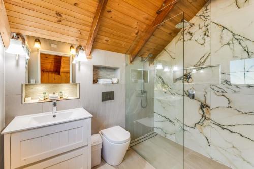 uma casa de banho com um chuveiro, um lavatório e um WC. em The Polish Place em Mount Tamborine