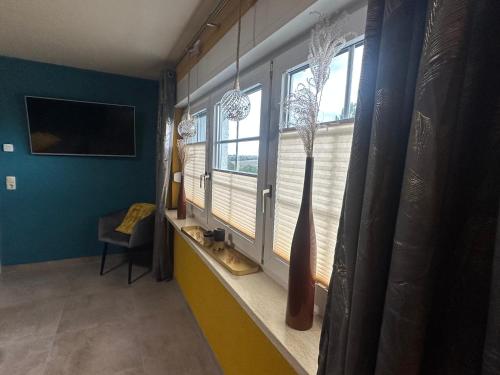 a room with a window with two vases on a window sill at Palais -MehrGehtNicht-Maisonette in Großweitzschen