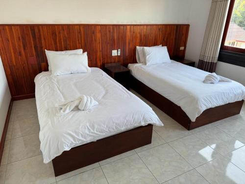 سرير أو أسرّة في غرفة في Phouluang Hotel