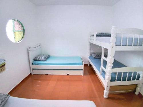 - une chambre avec 2 lits superposés et une échelle dans l'établissement Casa Completa e Independente em Cabo Frio - RFV106, à Cabo Frio