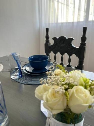 a table with a vase of flowers on a table at Hermoso departamento con Patio in Apizaco
