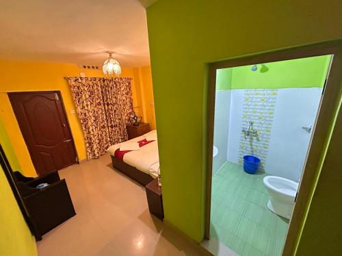 - une chambre avec un lit et une salle de bains pourvue d'un lavabo dans l'établissement Nature Dale Munnar, à Munnar