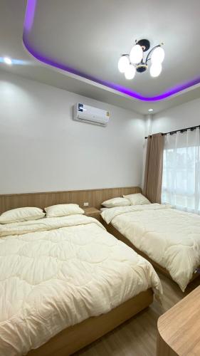 - 2 lits dans une chambre dotée d'un plafond violet dans l'établissement Grand Pool Villa Khonkaen เขื่อนอุบลรัตน์, 