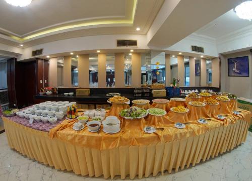 un grande tavolo con molti piatti di cibo sopra di Kieu Anh Hotel Vung Tau a Vung Tau