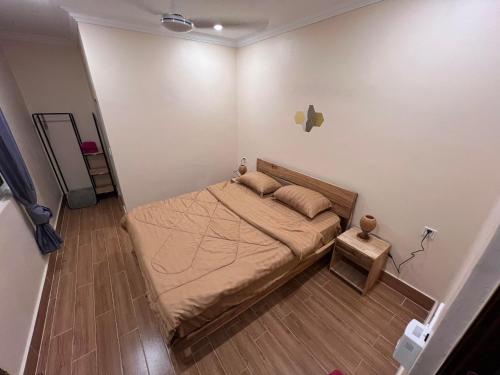 1 dormitorio pequeño con 1 cama en una habitación en Care Rock Guesthouse, en Phumĭ Chroŭy Svay