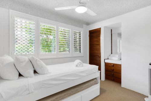 - une chambre blanche avec un lit blanc et des fenêtres dans l'établissement Riverview Two Apartments, à Mooloolaba