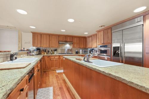 Kuchyň nebo kuchyňský kout v ubytování Lavishness at Elevation – Timber Ridge 3 Bedroom condo
